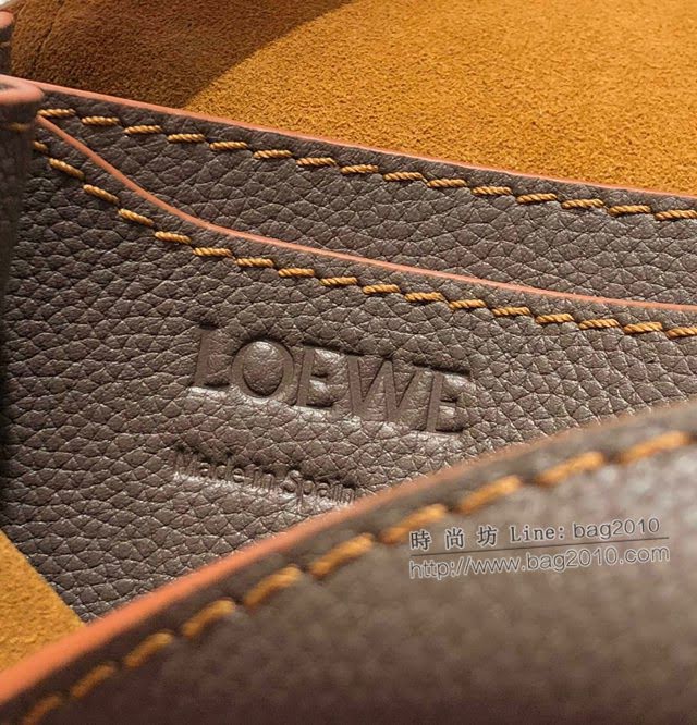 LOEWE包包 羅意威Barcelona三角包 羅意威斜挎包 10156  tcl1409